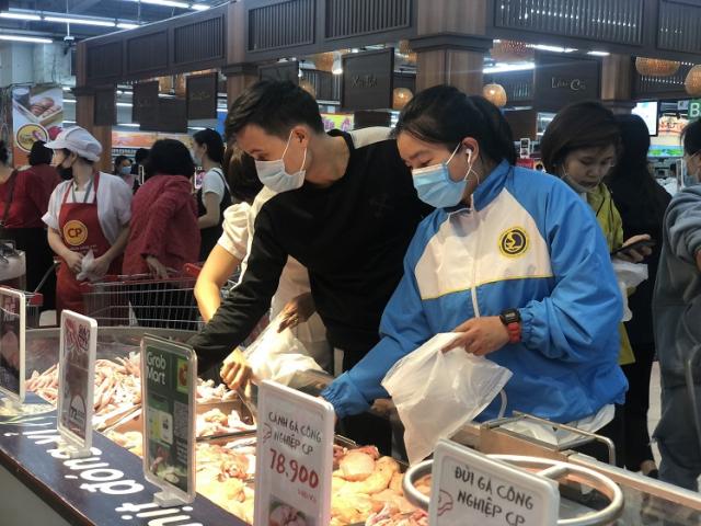“Black Friday” một củ khoai lang cũng giảm giá 50%, người Hà Nội chen chân chật kín siêu thị