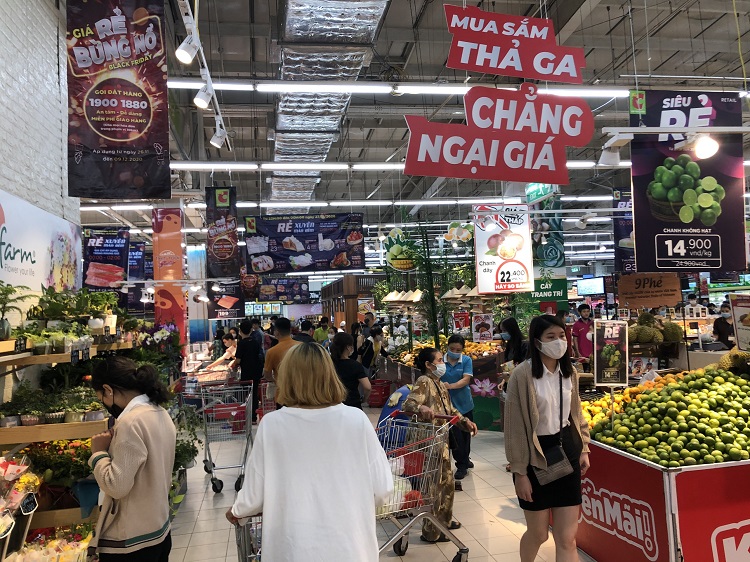 “Black Friday” một củ khoai lang cũng giảm giá 50%, người Hà Nội chen chân chật kín siêu thị - 1