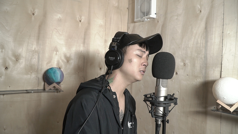 The musician must return to his hometown to help Hoai Lam record the latest ballad - 6