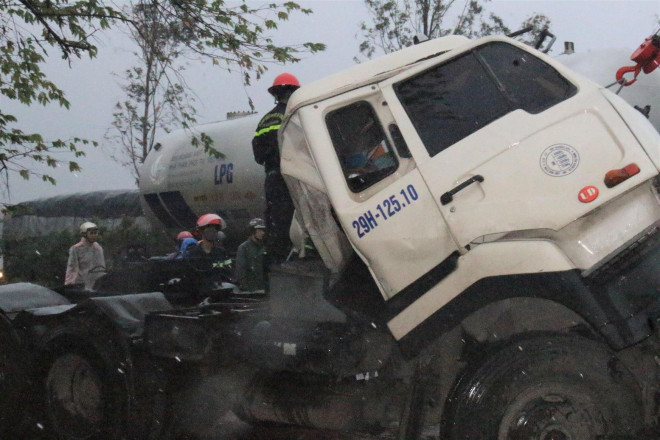 Tractor truck crashes and waits for red light, 1 person dies - 2