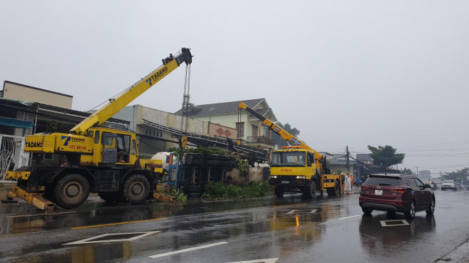 Gasoline tanker trucks crashed into people's homes on Highway 20, causing a horrific scene - 7