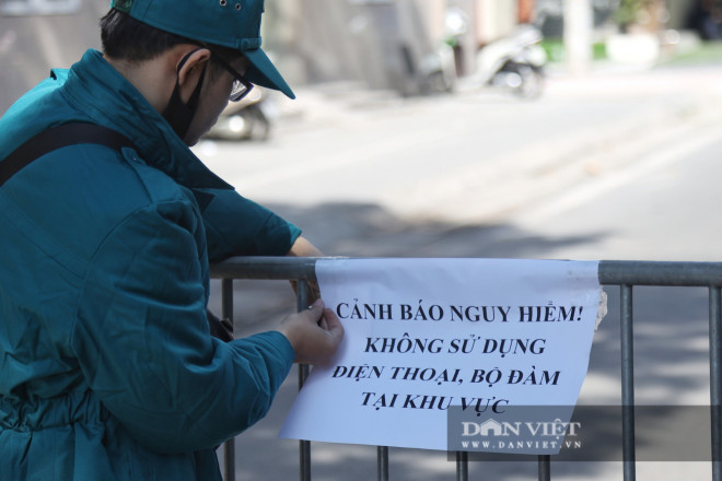 Phố Cửa Bắc im lìm sau khi phát hiện quả bom nặng 340 kg - 5