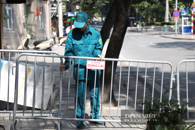 Phố Cửa Bắc im lìm sau khi phát hiện quả bom nặng 340 kg - 6