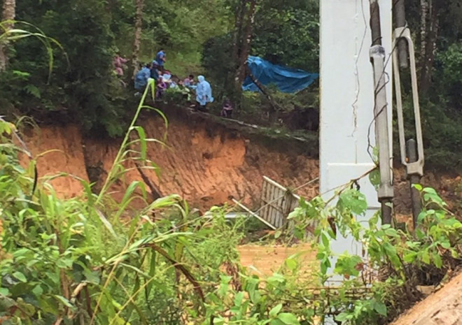 Lam Dong: Floods washed away 4 tourists, 2 disappeared - 1