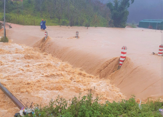 Lam Dong: Floods washed away 4 tourists, 2 disappeared - 2