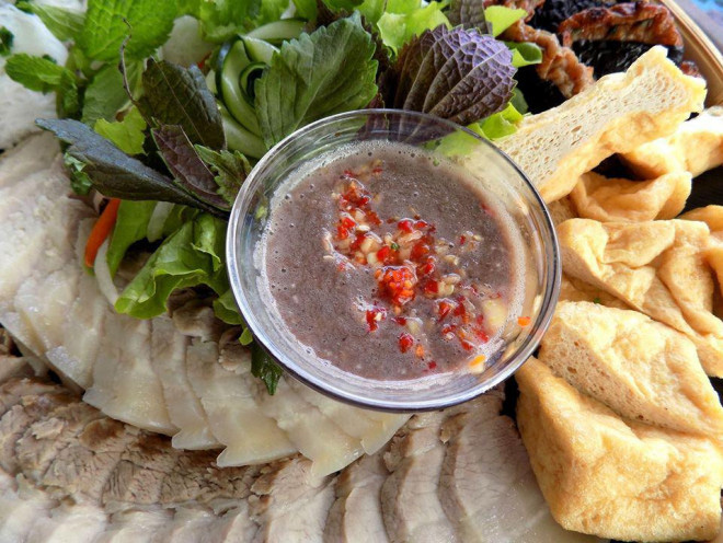 Thịt lợn luộc trắng giòn, thơm lừng phải kèm thêm thứ mắm pha chuẩn vị thế này mới đỉnh - 5