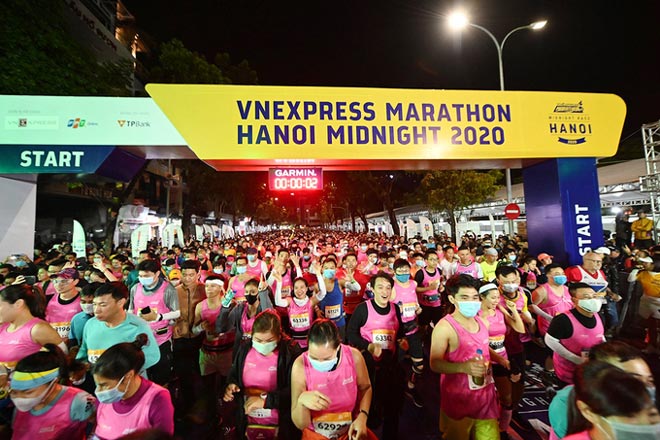 Tuyển thủ Nguyễn Thị Oanh, Hồng Lệ vô địch giải chạy đêm Hanoi Midnight - 1
