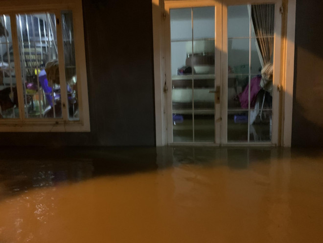 Người dân Khánh Hòa chạy lũ trong đêm, 1 người bị lũ cuốn mất tích - 3