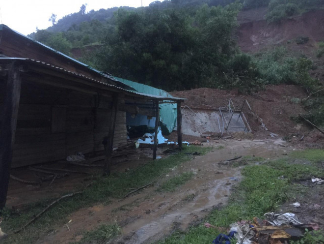 Đắk Lắk: Sạt lở núi vùi lấp, làm sập nhiều căn nhà - 6