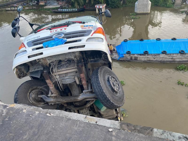 Tin tức trong ngày - Tiền Giang: Sập cầu, xe tải chở 15 tấn lúa rơi xuống sông