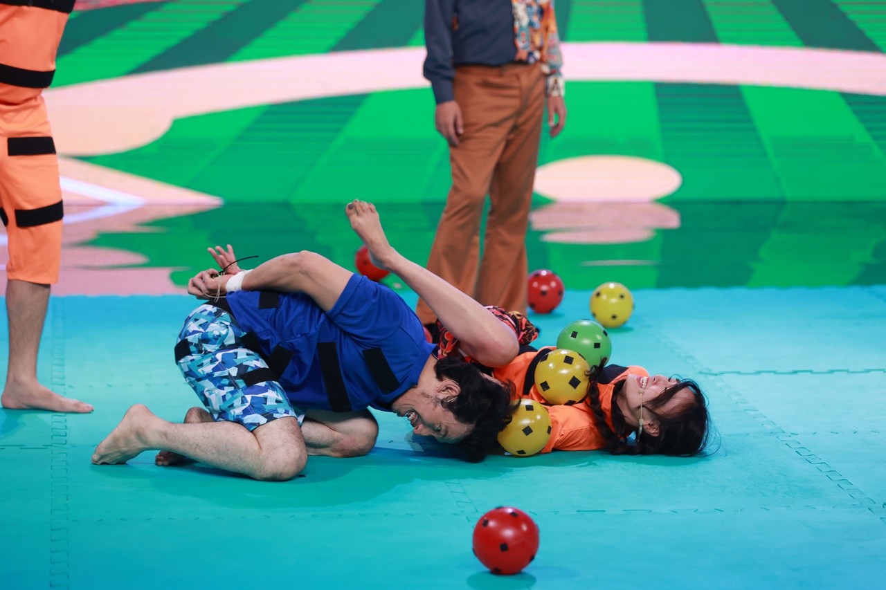 Ninh Dương Lan Ngọc sợ "mất hồn" khi bị treo ngược trong game show - 1
