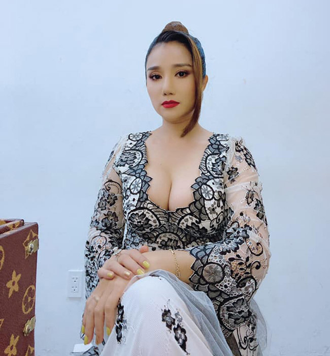 Mới đây khi tham gia chung kết cuộc thi "Hoa khôi Doanh nhân Việt Nam 2020", MC Cát Tường gây chú ý khi mặc bộ váy gợi cảm.
