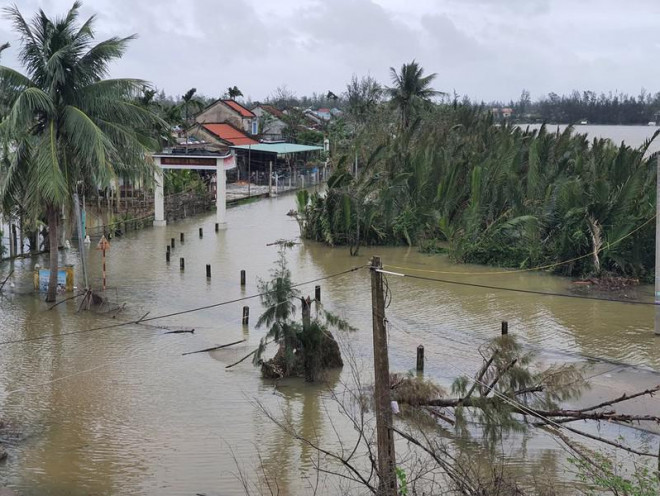 Nhiều nơi ở Quảng Nam ngập sâu và bị chia cắt - 1