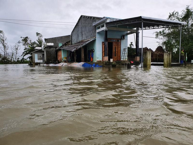 Many places in Quang Nam were deeply flooded and divided - 2