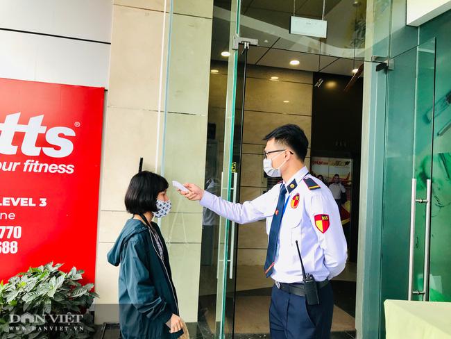 Sau 2 ca nhiễm Covid-19 mới, người dân TP.HCM đồng loạt đeo khẩu trang ra đường - 4