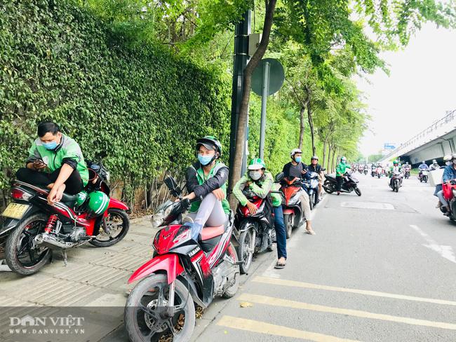 Sau 2 ca nhiễm Covid-19 mới, người dân TP.HCM đồng loạt đeo khẩu trang ra đường - 6