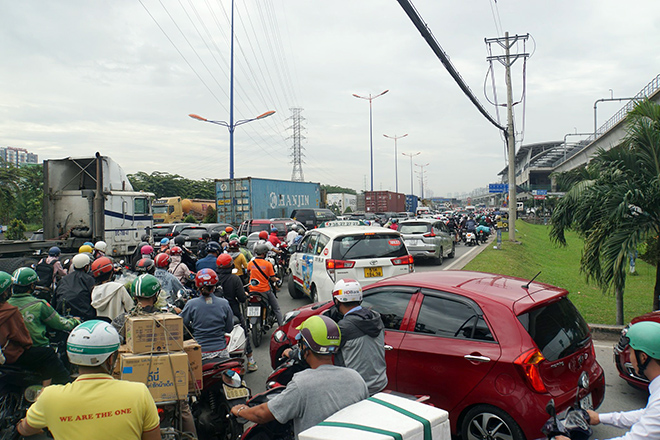 Kẹt xe kinh hoàng ở Sài Gòn, suốt 3 tiếng ô tô chỉ “bò” được 1km - 1