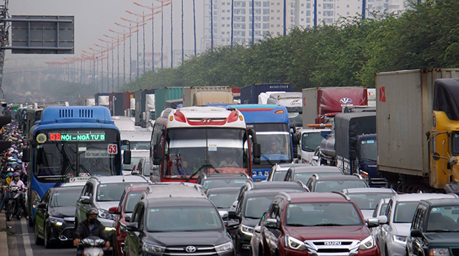 Horrible traffic jam in Saigon, for 3 hours the car only 