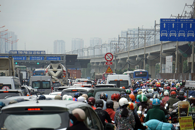 Horrible traffic jam in Saigon, for 3 hours the car only 