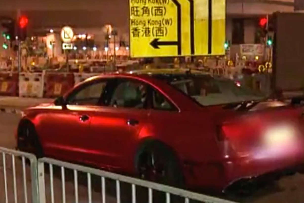 Using the car of his son, a member of the Tam Hoang Association, the team of assassins 