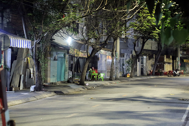 Locking many houses in Saigon because someone is infected with COVID-19-10