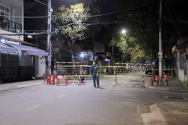 Locking many houses in Saigon because someone is infected with COVID-19-2