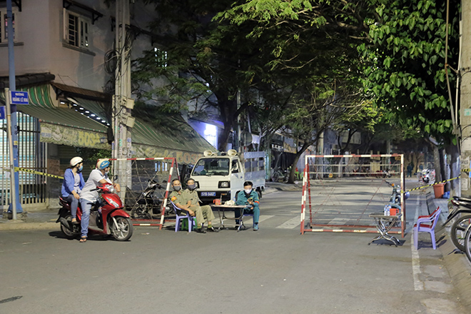 Locking of many houses in Saigon because someone is infected with COVID-19-3