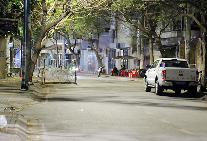 Locking of many houses in Saigon because someone is infected with COVID-19-4