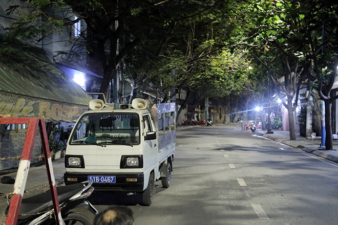 Locking many houses in Saigon because someone is infected with COVID-19-5