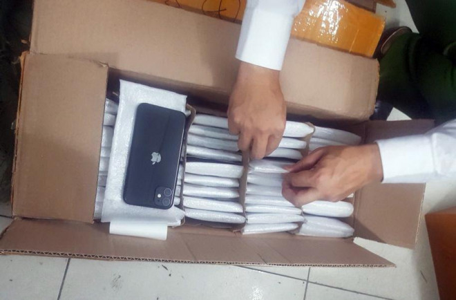 Hà Nội: Bắt giữ lô điện thoại Iphone đời mới nhập lậu trị giá hơn 8 tỷ đồng - 1