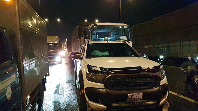 8 Cars Crashed on An Suong Bridge, Driver Smashed Door of Colleague's Rescue Vehicle - 1