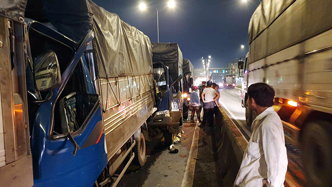 8 Cars Crashed on An Suong Bridge, Driver Smashed Door of Colleague's Rescue Vehicle - 2