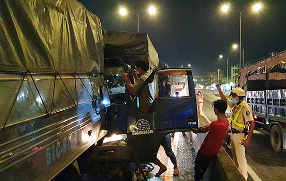 8 Cars Crashed On An Suong Bridge, Driver Smashed Door Of Colleague's Rescue Vehicle - 4