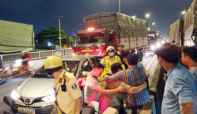 8 Cars Crashed on An Suong Bridge, Driver Smashed Door of Colleague's Rescue Vehicle - 5