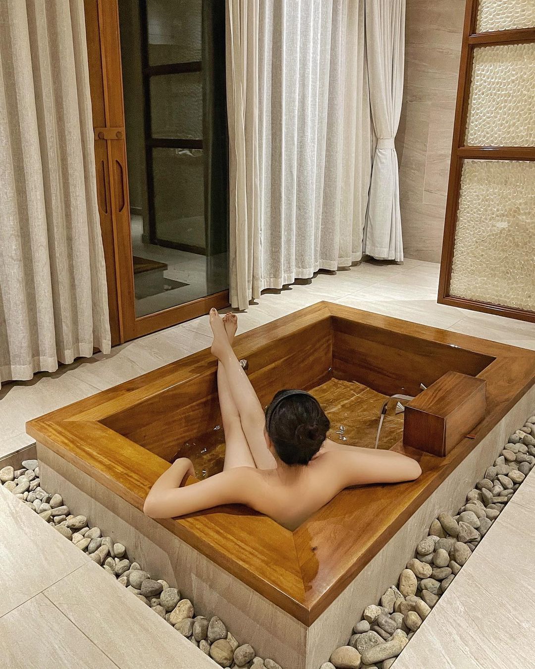 Kỳ Duyên khiến dân tình dụi mắt với ảnh ngâm mình trong bồn nước nóng khoe body chuẩn - 1