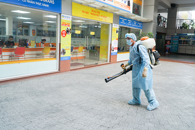 Cảnh khử khuẩn tại ngôi trường BN1342 từng đến học khi đang tự cách ly - 5