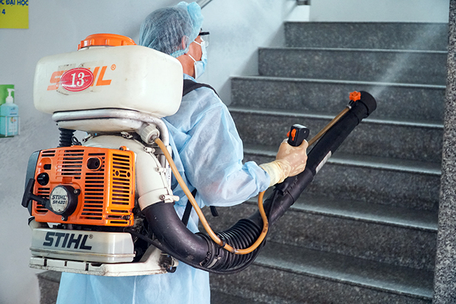 Cảnh khử khuẩn tại ngôi trường BN1342 từng đến học khi đang tự cách ly - 9