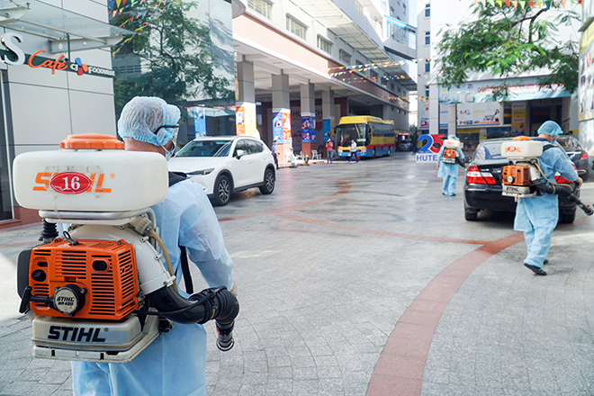 Cảnh khử khuẩn tại ngôi trường BN1342 từng đến học khi đang tự cách ly - 2