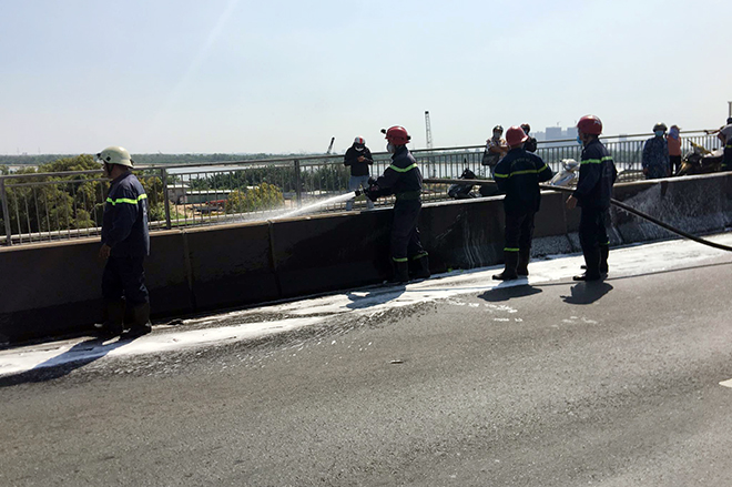 TP.HCM: Kẹt xe khủng khiếp qua hiện trường xe container bốc cháy trên cầu Phú Mỹ - 3