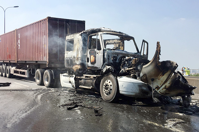 TP.HCM: Kẹt xe khủng khiếp qua hiện trường xe container bốc cháy trên cầu Phú Mỹ - 4