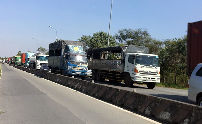 TP.HCM: Kẹt xe khủng khiếp qua hiện trường xe container bốc cháy trên cầu Phú Mỹ - 6