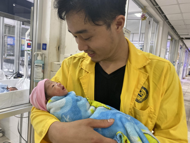 Cuộc hội ngộ xúc động của 2 mẹ con gặp tai nạn thoát khỏi cửa tử một cách thần kỳ - 2