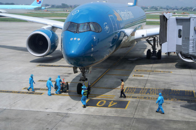 What people or organizations are responsible for Vietnam Airlines flight attendants infecting Covid-19?  - First