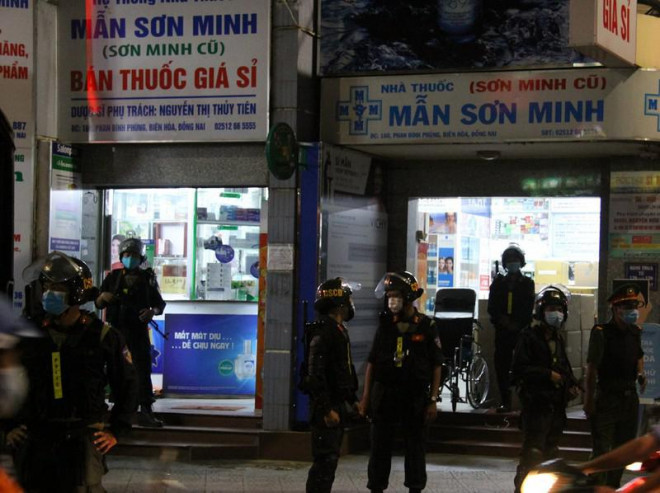 Công an bao vây, khám xét 2 nhà thuốc tây lớn nhất Đồng Nai - 2