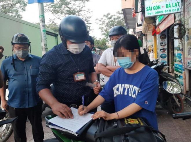 Fine of 3 people who drink on the sidewalk 6 million VND for not wearing a mask - 2