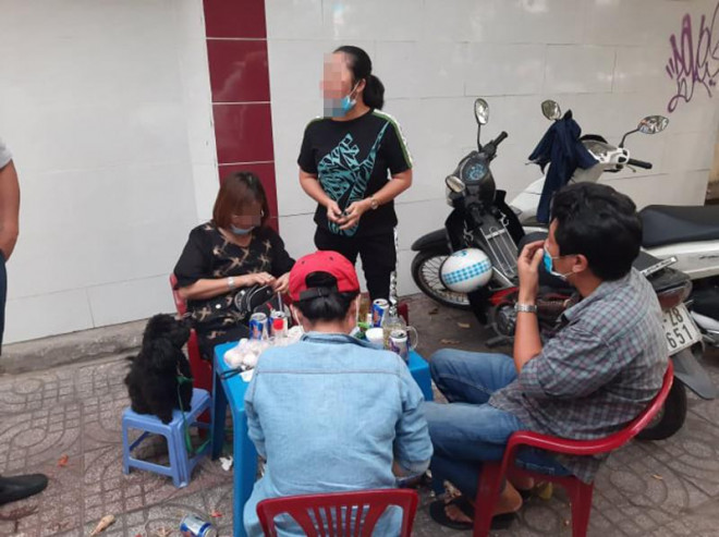 Fine of 3 people who drink on the sidewalk 6 million VND for not wearing a mask - 1