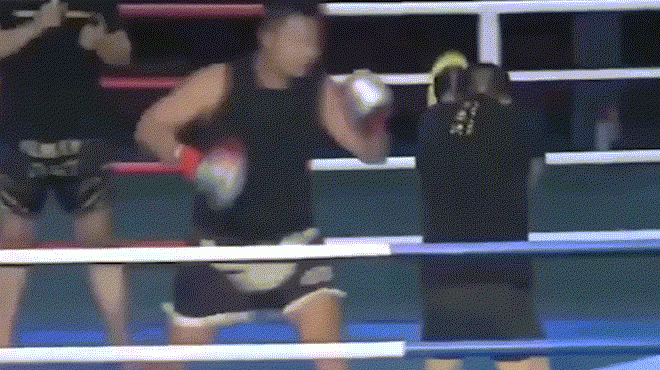 Trò hề: "Đệ tử" Diệp Vấn bị võ sĩ Boxing đánh "vừa chạy vừa xin" - 1