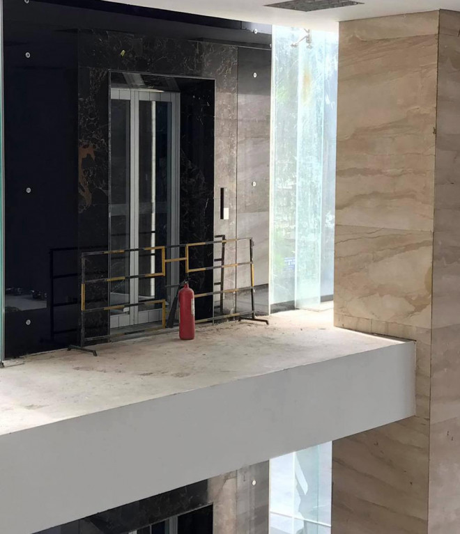Vụ rơi từ tầng 2 sau khi bước ra từ thang máy: Choáng trước thiết kế khó tin của chủ đầu tư - 4
