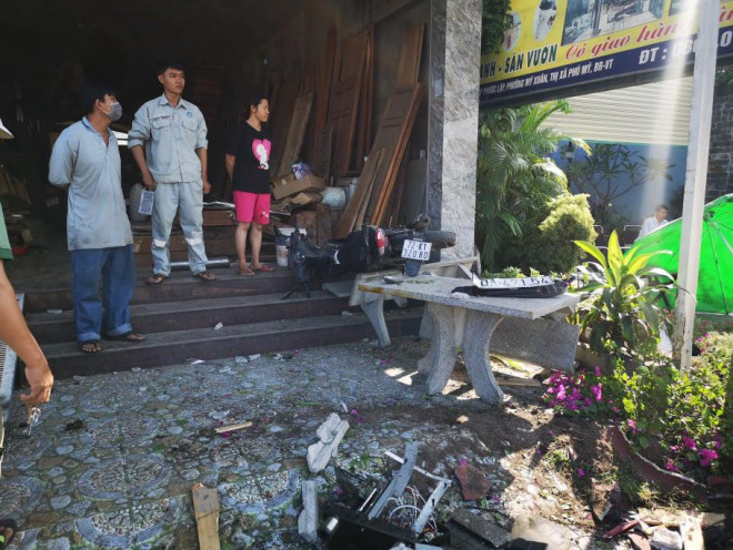 The car crashed a series of motorcycles, collapsed the road cafe - 2