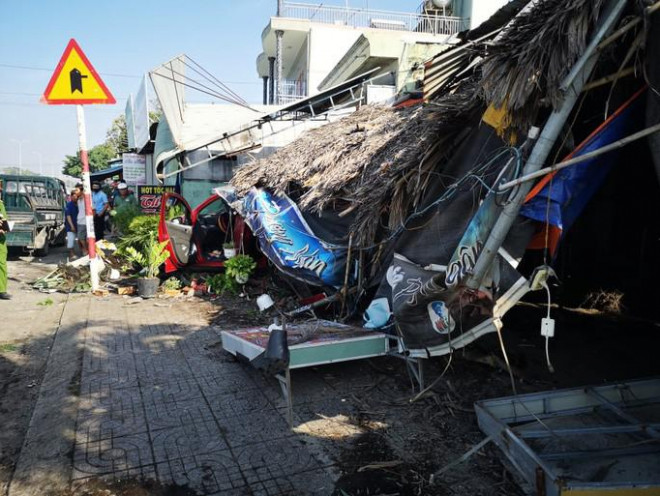 The car crashed a series of motorcycles, collapsed the cafeteria along the road - 3